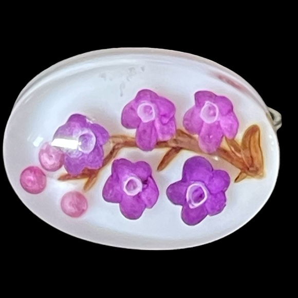 VINTAGE floral clear lucite screw back earrings BEAUTIFUL unique and unusual - Picture 2 of 8